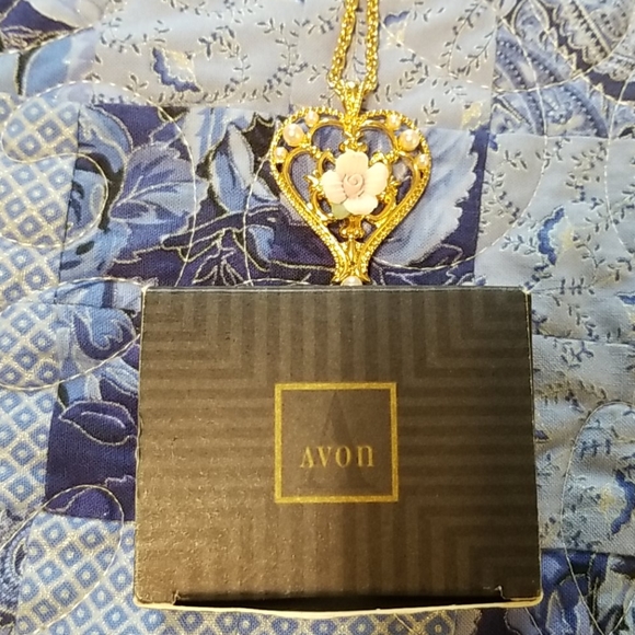 AVON Victorian Style Heart Necklace. - Picture 5 of 8